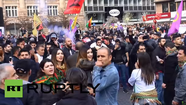 Сукоб Курда и Ердоганових присталица у Немачкој - Sputnik Србија