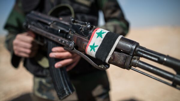 Сиријски војник са пушком - Sputnik Србија