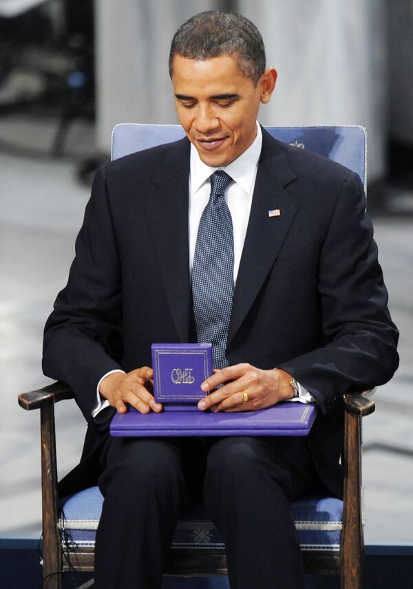 Председник САД Барак Обама са Нобеловом наградом у крилу у Ослу 2009. године Председник САД Барак Обама са Нобеловом наградом у крилу у Ослу 2009. године - Sputnik Србија