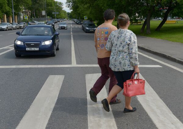 Вечно питање: Ко је у праву - возачи или пешаци? - Sputnik Србија