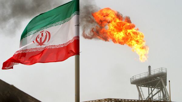 Иранска застава се вијори поред  бензинске бакље  у Персијском заливу, на нафтној палатформи Соруш - Sputnik Србија
