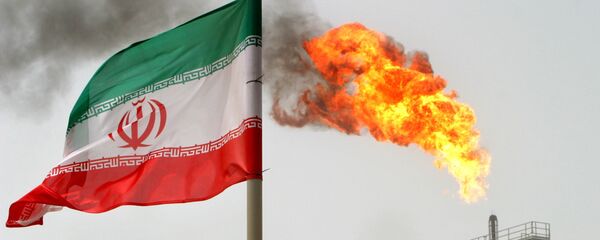 Иранска застава се вијори поред  бензинске бакље  у Персијском заливу, на нафтној палатформи Соруш - Sputnik Србија