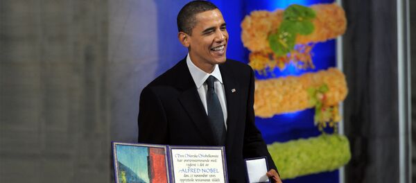Predsednik SAD Barak Obama sa Nobelovom nagradom u krilu u Oslu 2009. godine - Sputnik Srbija