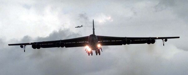 Амерички бомбардер Б-52 Амерички бомбардер Б-52 - Sputnik Србија