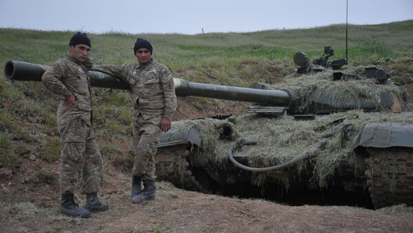 Dobrovoljci u blizini karabaškog tenka u zoni sukoba u Nagorno-Karabahu - Sputnik Srbija