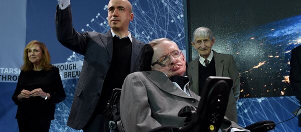 Engleski kosmolog Stiven Hoking i ruski kompjuterski milijarder Jurij Milner Engleski kosmolog Stiven Hoking i ruski kompjuterski milijarder Jurij Milner - Sputnik Srbija