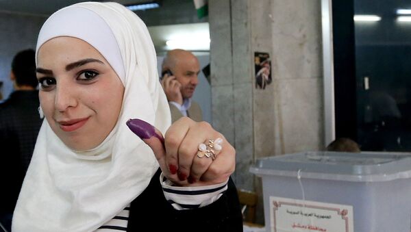 Državljanka Sirije glasa na parlamentarnim izborima - Sputnik Srbija