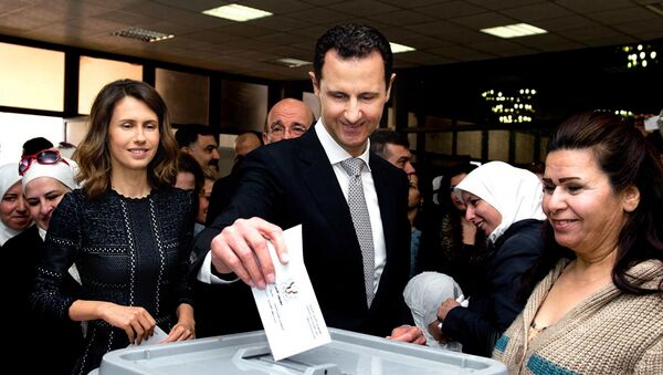 Predsednik Sirije Bašar el Asad sa suprugom glasa na parlamentarnim izborima u Siriji - Sputnik Srbija