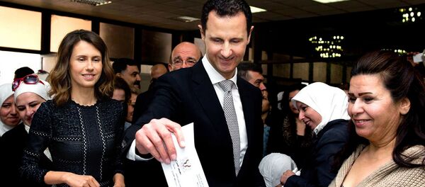 Predsednik Sirije Bašar el Asad sa suprugom glasa na parlamentarnim izborima u Siriji - Sputnik Srbija