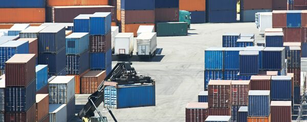 Trgovački kontejneri u luci Trgovački kontejneri u luci - Sputnik Srbija