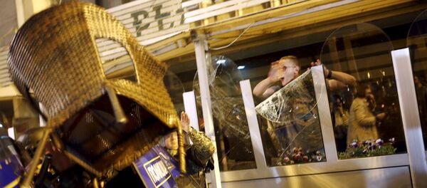 Sukob policije sa demonstrantima ispred sedišta vladajuće partije VMRO u Skoplju, Makedonija, 12. aprila 2016 - Sputnik Srbija