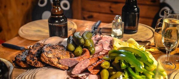 Na kremaljskoj trpezi mogu se naći sve vrsta mesa, ribe, nemasni sirevi, salate, brojna predjela, variva i prilozi, a čak je dozvoljena i čaša vina ili votke dnevno. - Sputnik Srbija