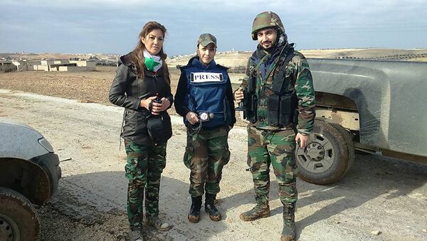 Сиријска новинарка Самур Абас, ратни извештач, на првој линији фронта - Sputnik Србија