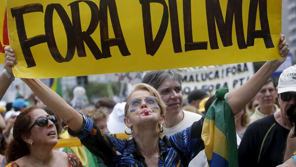 Transparent sa natpisom „Dilma napolje“ na demonstracijama protiv brazilske predsednice Dilme Rusef u Rio de Žaneiru - Sputnik Srbija
