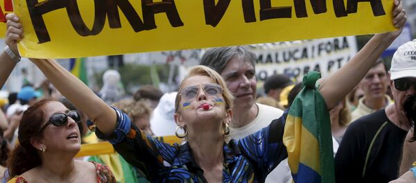 Transparent sa natpisom „Dilma napolje“ na demonstracijama protiv brazilske predsednice Dilme Rusef u Rio de Žaneiru Transparent sa natpisom „Dilma napolje“ na demonstracijama protiv brazilske predsednice Dilme Rusef u Rio de Žaneiru - Sputnik Srbija
