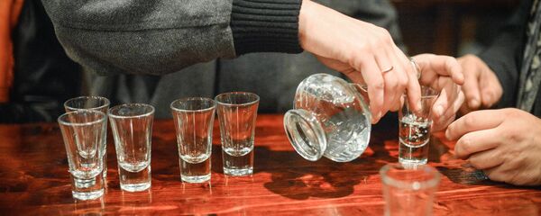 Služenje pića Služenje pića - Sputnik Srbija