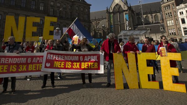 Демонстранти у Холандији позивају на гласање против споразума о асоцијацији Украјине и ЕУ - Sputnik Србија