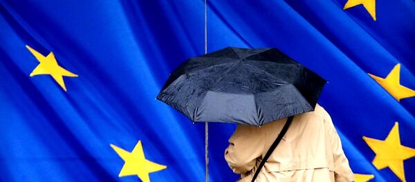 Žena sa kišobranom pored zastave EU - Sputnik Srbija