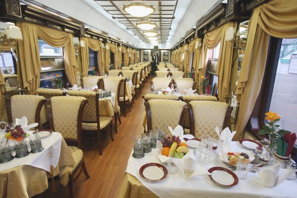 Restoran u vozu. Prvi ruski privatni turistički voz tokom prezentacije na Beloruskoj stanici u Moskvi. Ovaj luksuzni voz „Golden igl trans sajberijan ekspres“ saobraćaće na najdužoj liniji na svetu „Moskva—Vladivostok“. Restoran u vozu. Prvi ruski privatni turistički voz tokom prezentacije na Beloruskoj stanici u Moskvi. Ovaj luksuzni voz „Golden igl trans sajberijan ekspres“ saobraćaće na najdužoj liniji na svetu „Moskva—Vladivostok“. - Sputnik Srbija