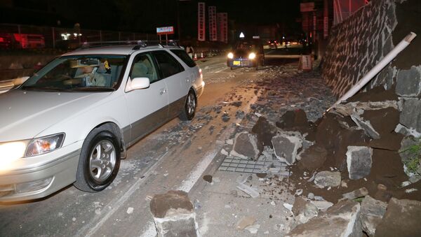Аутомобили пролазе поред зида који је срушен у земљотресу у граду Машики на југу Јапана - Sputnik Србија