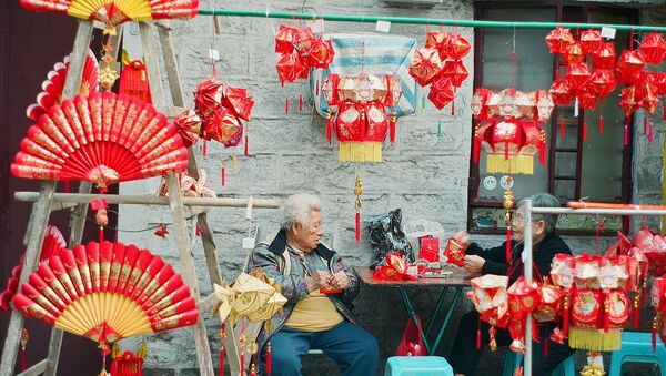 Kineskinje na ulici za vreme novogodišnjih praznika - Sputnik Srbija