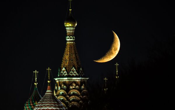 Месец над Храмом Василија Блаженог на Црвеном тргу у Москви - Sputnik Србија