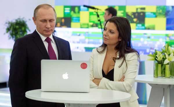 Predsednik Rusije Vladimir Putin sa glavnom urednicom televizijskog kanala RT Margaritom Simonjan Predsednik Rusije Vladimir Putin sa glavnom urednicom televizijskog kanala RT Margaritom Simonjan - Sputnik Srbija