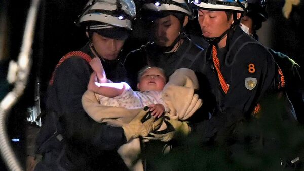 Спасиоци извлаче бебу из рушевина након земљотреса у Јапану - Sputnik Србија
