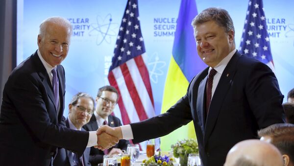 Potpredsednik SAD Džo Bajden i predsednik Ukrajine Petro Porošenko - Sputnik Srbija