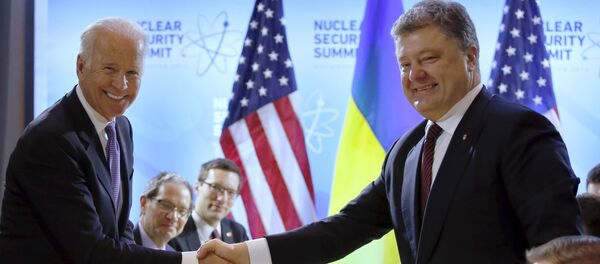 Потпредседник САД Џо Бајден и председник Украјине Петро Порошенко - Sputnik Србија