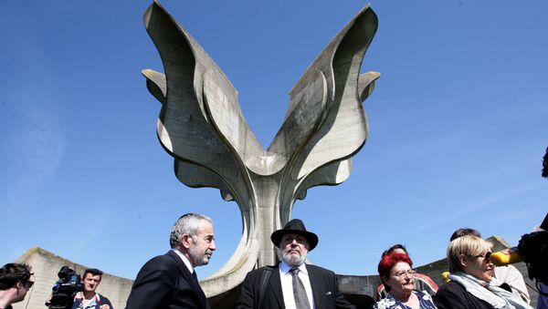 Predstavnici zajednica Jevrejskih opština na čelu sa glavnim rabinom Hrvatske Lucianom Mošom Prelevićem (L) na komemoraciji u Jasenovcu - Sputnik Srbija