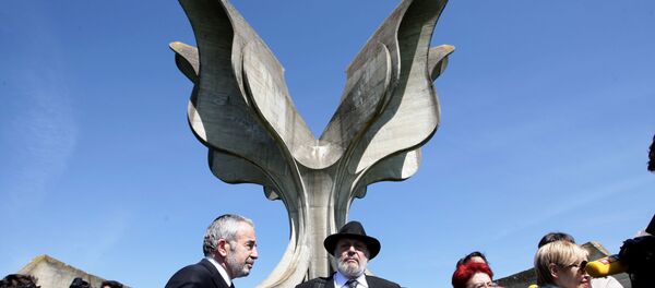 Представници заједница Јеврејских општина на челу са главним рабином Хрватске Луцианом Мошом Прелевићем (Л) на комеморацији у Јасеновцу - Sputnik Србија