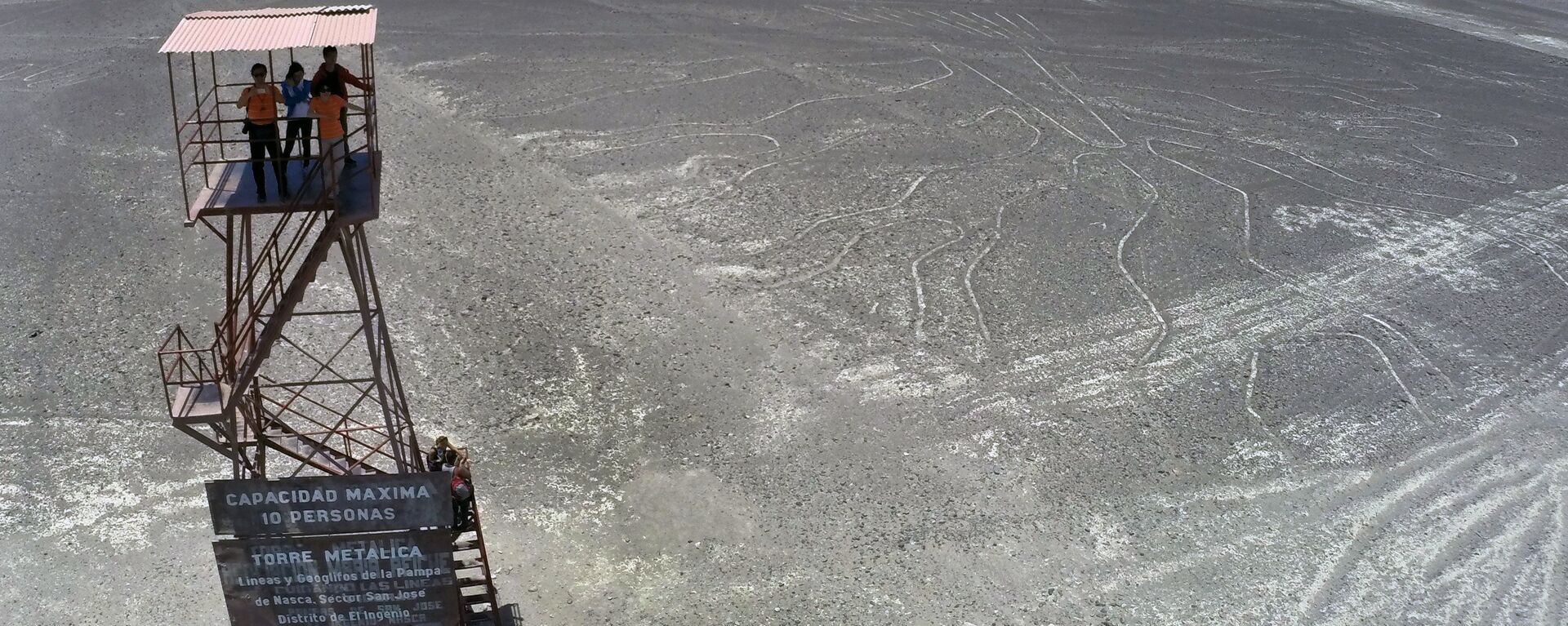 Turisti posmatraju Naska linije u Peruu. Ovi geoglifi mogu da se vide samo sa vrhova okolnih planina ili iz aviona - Sputnik Srbija, 1920, 18.10.2020