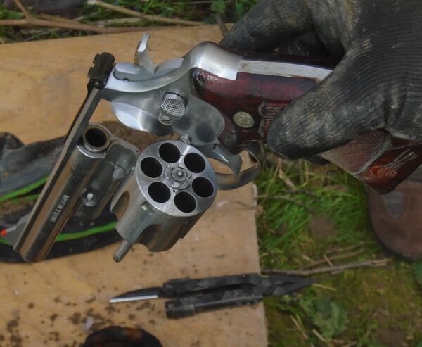 Оружје закопано у земљи у викед насељу у Инђији - Sputnik Србија