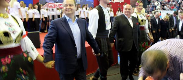 Ивица Дачић и Драган Марковић Палма играју коло на предизборном митингу у Јагодини - Sputnik Србија