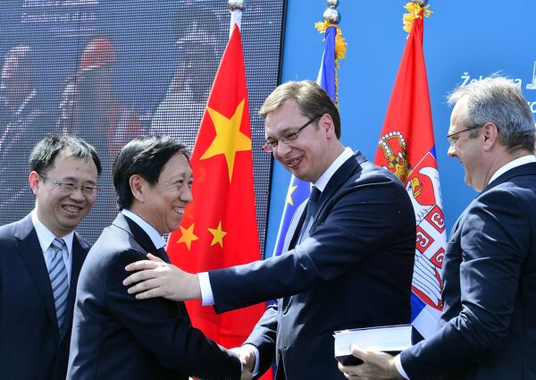 Председник компаније „Хестил“ Ју Јонг и српски премијер Александар Вучић Председник компаније „Хестил“ Ју Јонг и српски премијер Александар Вучић - Sputnik Србија