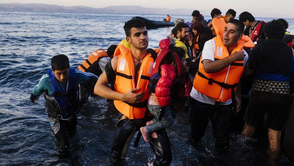 Migranti i izbeglice pristižu na grčko ostrvo Lezbos - Sputnik Srbija
