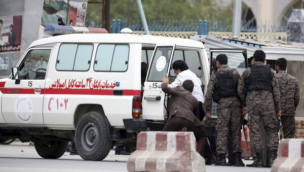 Avganistanske snage za brzo reagovanje prebacuju povređene u vozilo hitne pomoći na mestu eksplozije automobila-bombe u Kabulu - Sputnik Srbija