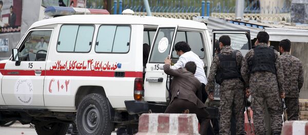 Avganistanske snage za brzo reagovanje prebacuju povređene u vozilo hitne pomoći na mestu eksplozije automobila-bombe u Kabulu - Sputnik Srbija
