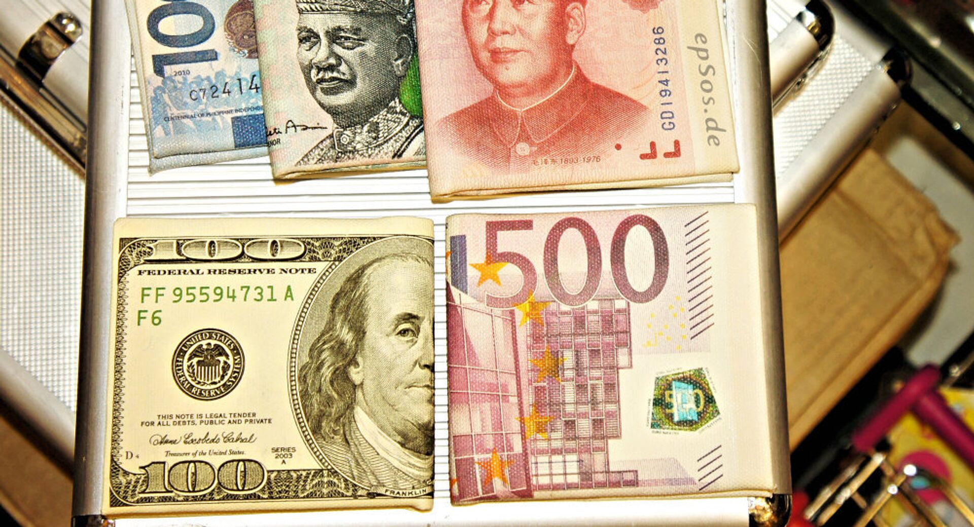 Кинески јуан, евро, амерички долар и друге валуте - Sputnik Србија, 1920, 02.06.2023