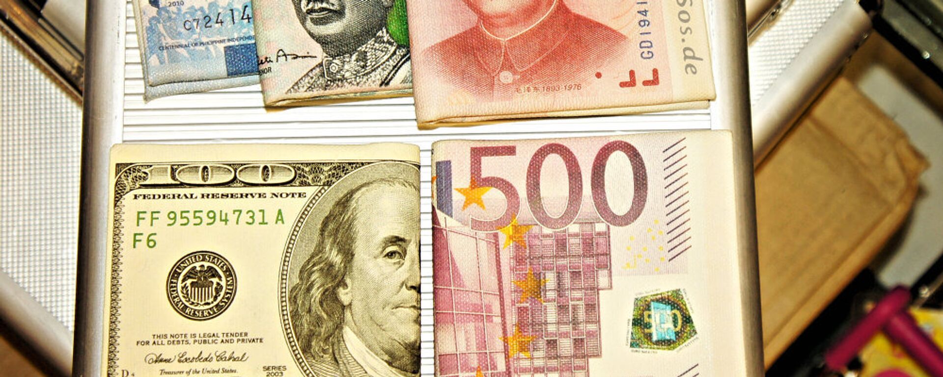 Кинески јуан, евро, амерички долар и друге валуте - Sputnik Србија, 1920, 04.07.2022