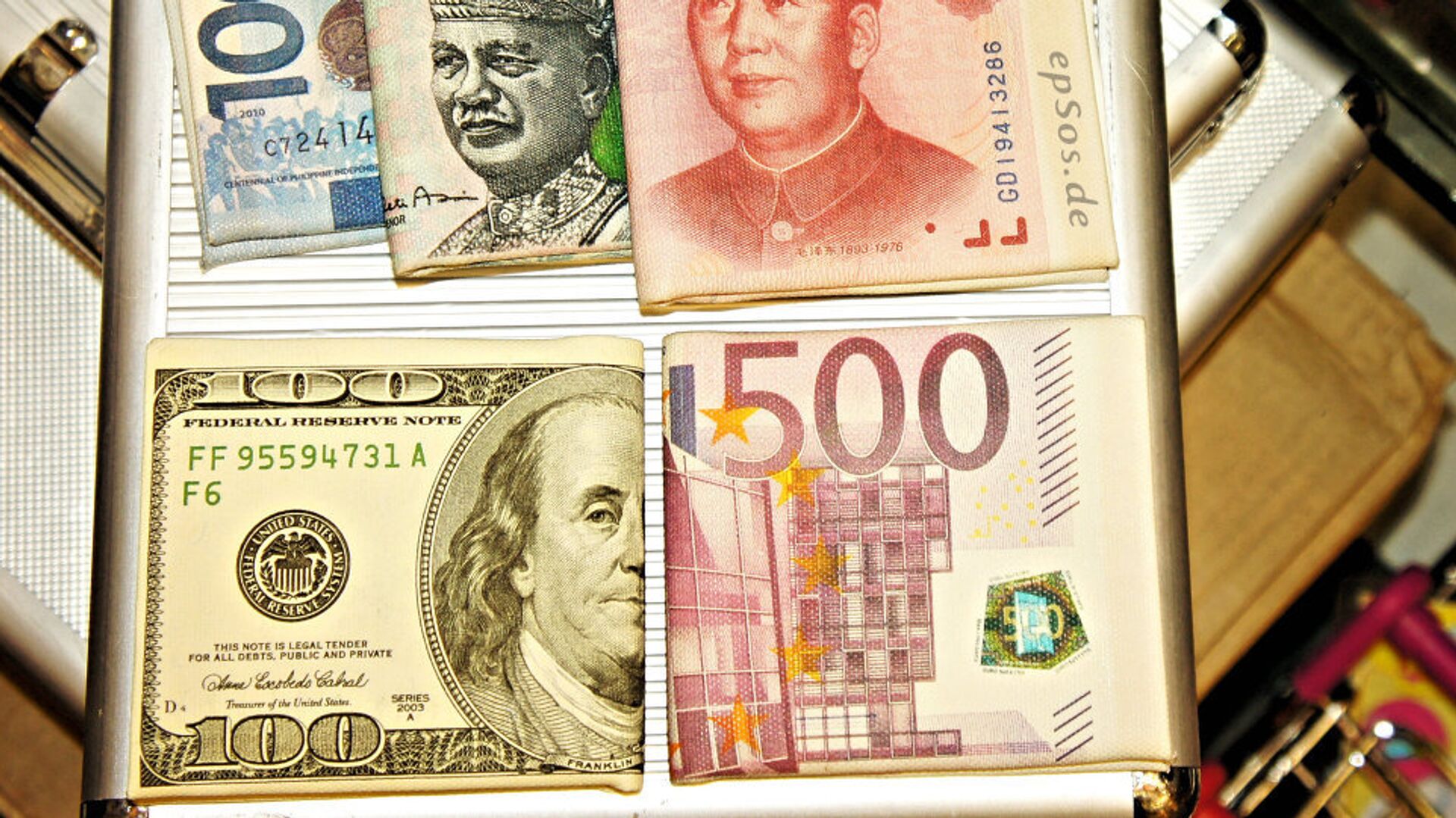 Кинески јуан, евро, амерички долар и друге валуте - Sputnik Србија, 1920, 08.05.2021