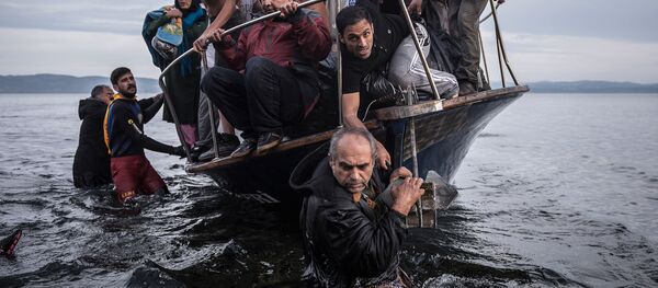 Izbeglice iz Sirije pristižu na grčko ostrvo Lezbos Izbeglice iz Sirije pristižu na grčko ostrvo Lezbos - Sputnik Srbija
