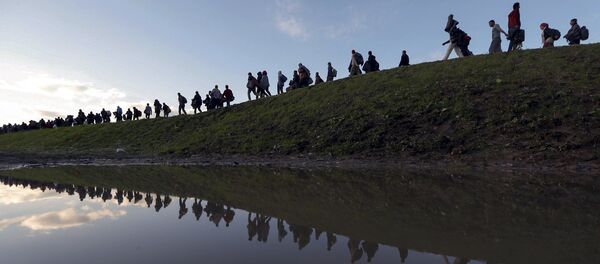 Избеглице пролазе кроз Словенију Избеглице пролазе кроз Словенију - Sputnik Србија