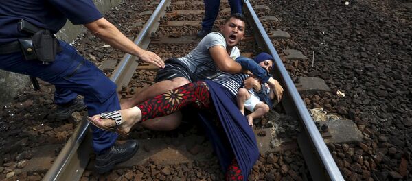 Brutalnost policije na ulasku u Mađarsku - Sputnik Srbija