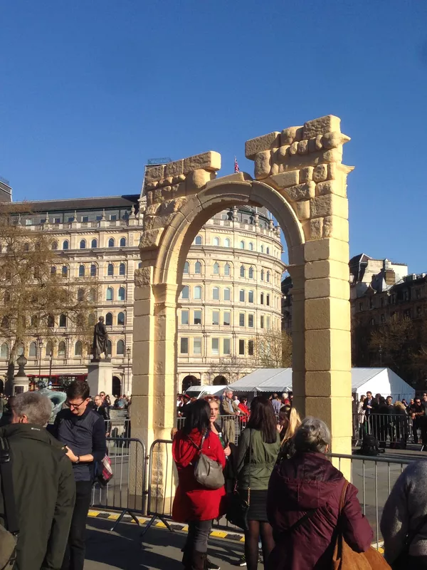Ostaci Trijumfalne kapije koji datiraju iz doba rimskog imperatora Severa u trećem veku sada su rasuti po zemlji Ostaci Trijumfalne kapije koji datiraju iz doba rimskog imperatora Severa u trećem veku sada su rasuti po zemlji - Sputnik Srbija