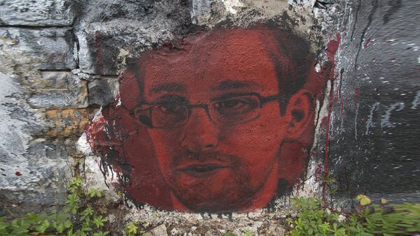 Мурал посвећен Едварду Сноудену  - Sputnik Србија