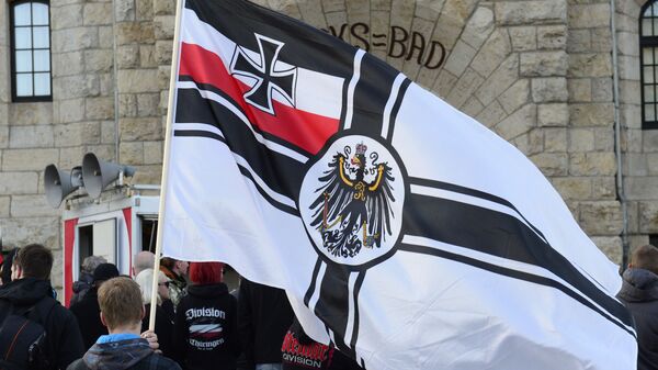 Pristalice Tugide nose nemačku imperijalnu zastavu tokom skupa organizovanog na dan Hitlerovog rođendana. - Sputnik Srbija