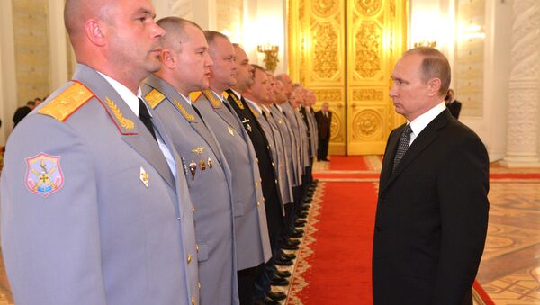 Ruski predsednik Vladimir Putin obraća se novim oficirima - Sputnik Srbija