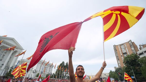 Демонстранти у Македонији са заставама Макденије и Албаније 17. маја 2015. године - Sputnik Србија